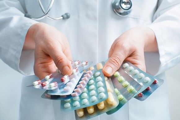ο γιατρός επιλέγει αντιβιοτικά για την προστατίτιδα