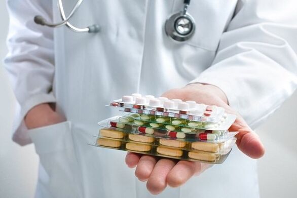 ο γιατρός προτείνει αντιβιοτικά για την προστατίτιδα