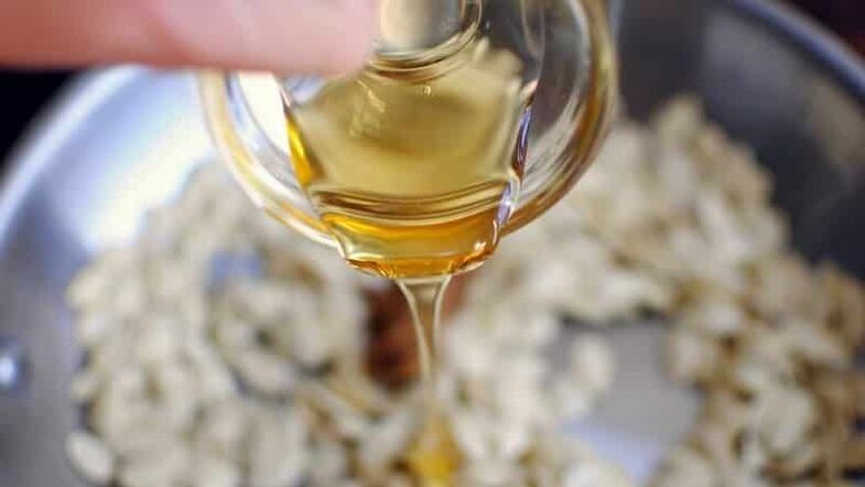 Το μέλι διπλασιάζει τα θεραπευτικά αποτελέσματα των σπόρων κολοκύθας και ανακουφίζει από τα συμπτώματα της προστατίτιδας